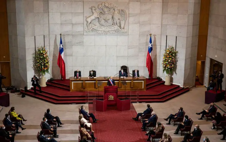  El plebiscito preguntará a los chilenos si quieren una nueva constitución redactada por miembros del Congreso o una comisión compuesta por Senadores y ciudadanos 