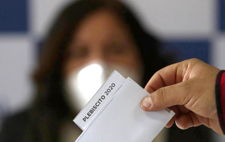  El 25 de octubre, Chile realizará un referéndum en el que se plantearán a los votantes dos preguntas: ¿Debería Chile convocar una convención constitucional para redactar una nueva constitución? 