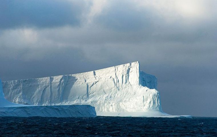  “Es un aumento de 20 veces, lo que sugiere que en este momento, las Islas Shetland se están separando más rápidamente de la Antártida península ”, dijo Sergio Barrientos 