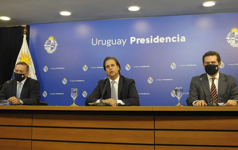  El presidente Luis Lacalle Pou, junto a sus dos secretarios del Ejecutivo, explica el último paquete de medidas 