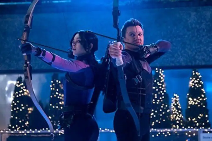 Hawkeye (Renner) junto a Kate Bishop (Hailee Steinfeld). ¿Le pasa la antorcha, o sea, el arco y la flecha? Foto Marvel