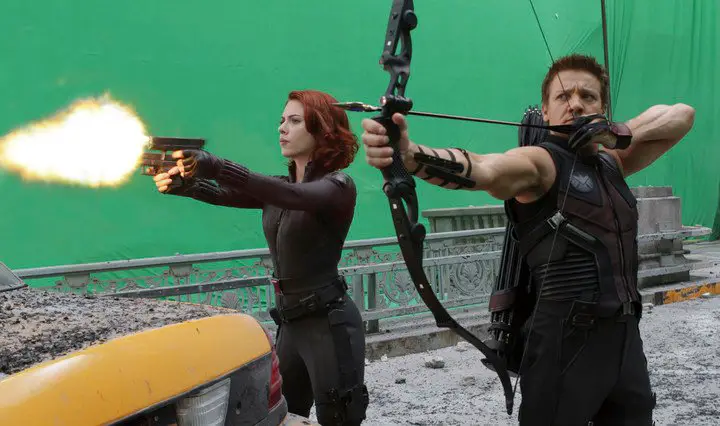 Con Scarlett Johansson (Black Widow) cuando rodaban con pantalla verde de fondo "Avengers", su primera participación en Marvel. Foto Archivo Clarín