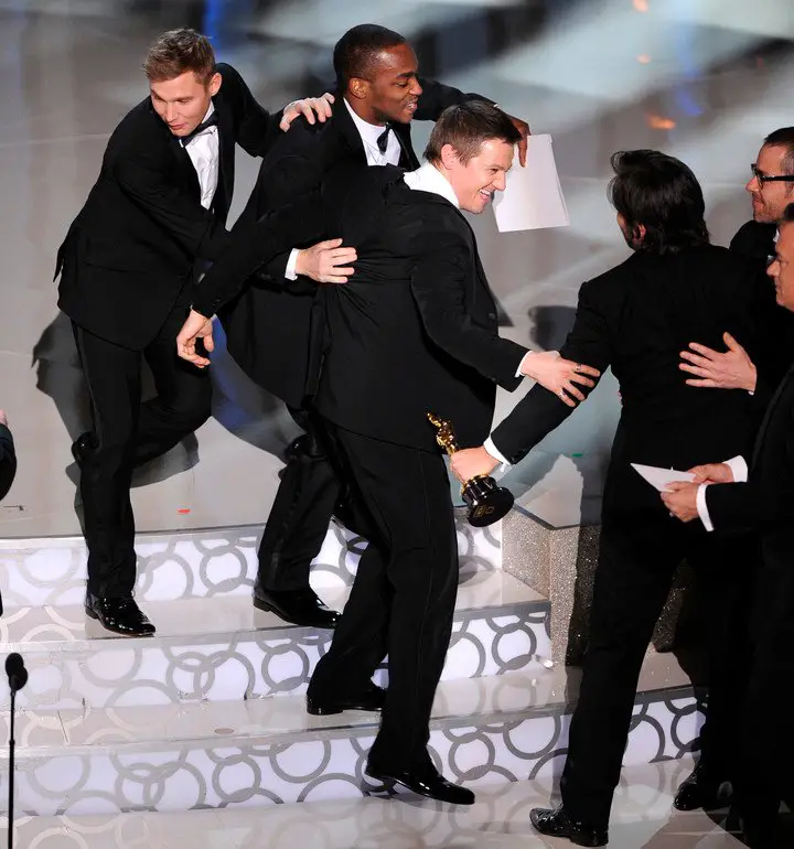 Brian Geraghty, Anthony Mackie (sí, el nuevo Capitán América) y Jeremy Renner festejan el Oscar a "Vivir al límite", en 2010. Foto AP