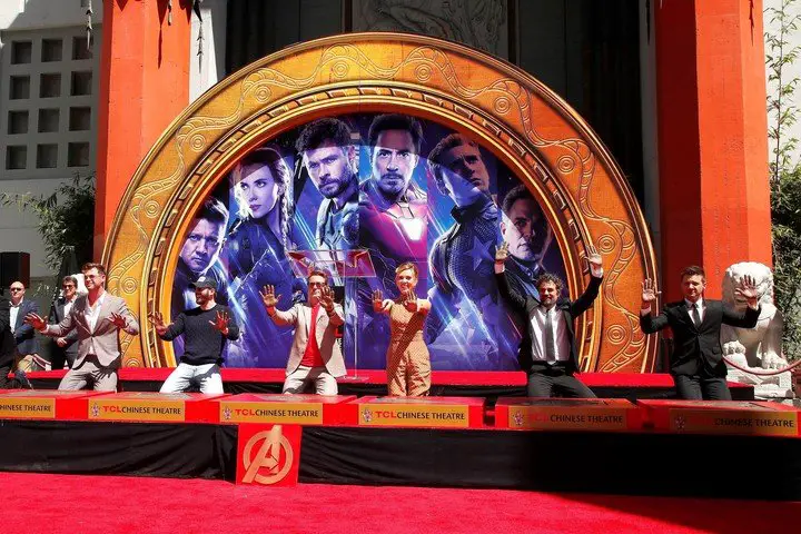Los Avengers Chris Hemsworth, Chris Evans, Robert Downey Jr., Scarlett Johansson, Mark Ruffalo y Renner ponen sus manos en el Teatro Chino. Foto EFE
