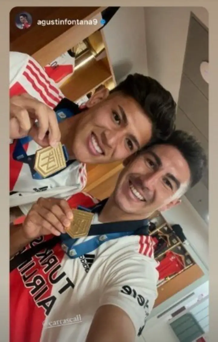 Carrasca junto a Fontana con sus medallas de campeón. Instagram.