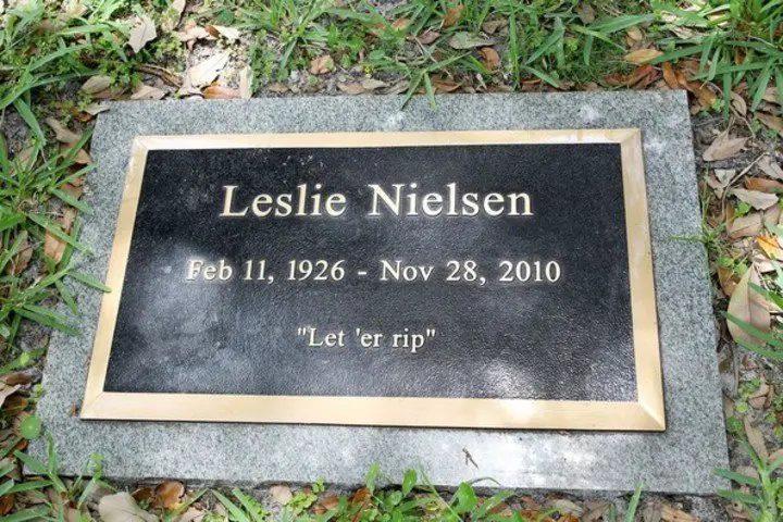 La lápida de Leslie Nielsen, con la inscripción "Let'er rip". Foto Archivo Claarín