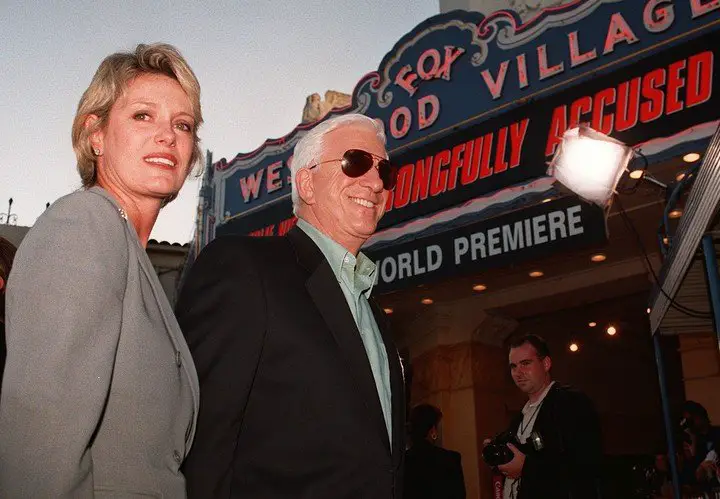 Con su cuarta esposa, Barbaree Earl Nielsen, llegando a la premiere de "Acusado sin razón", parodia de "El fugitivo", en 1998. Foto AP