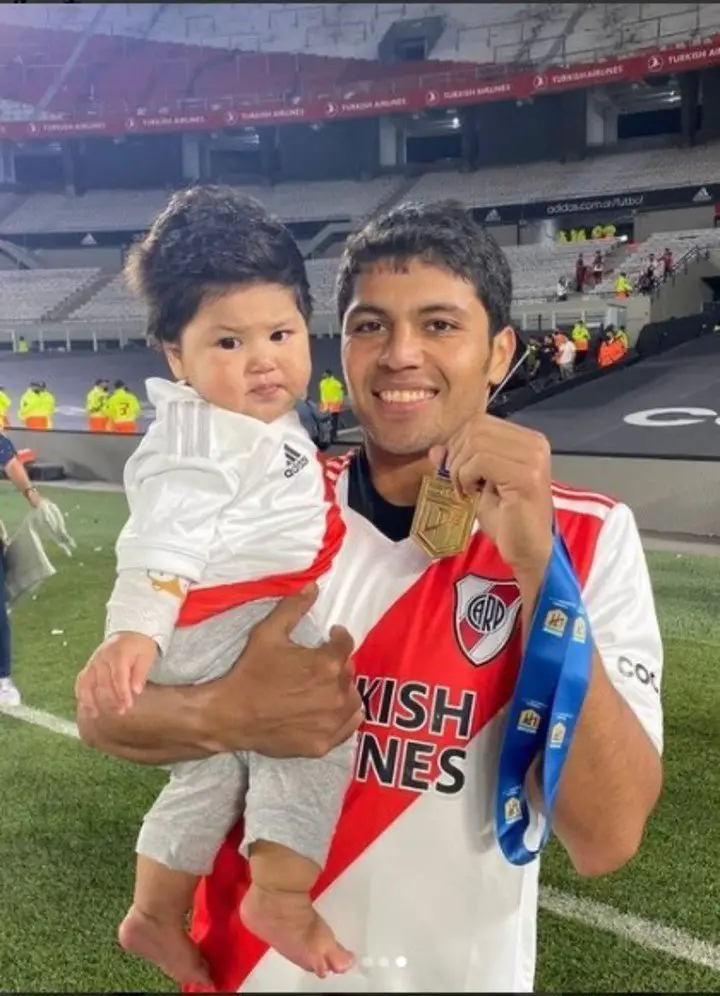 Robert Rojas y su hijo, campeones.