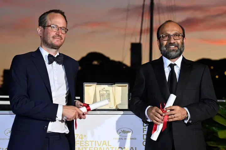 Los directores, el finlandés Juho Kuosmanen y el iraní Asghar Farhadi, ganadores del Grand Prix. Sus filmes se verán en la Semana. Foto AFP