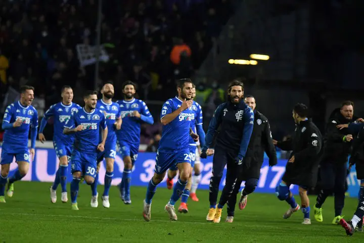 Jugadores del Empoli festejando el gol del triunfo.