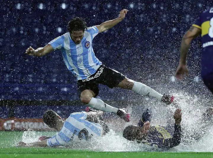 Una de las postales del partido con Argentinos, que generaron la alerta. (AFP)