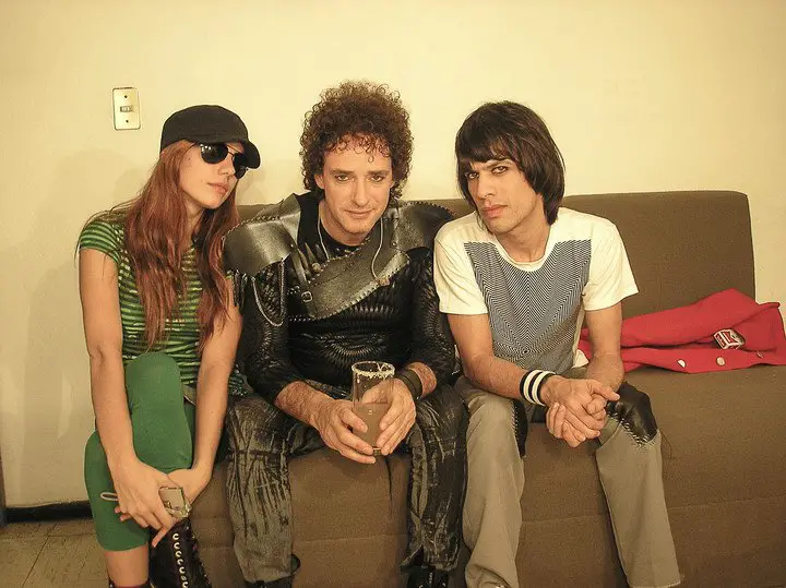 Sofía Medrano, Gustavo Cerati y Leandro Fresco, retratados en camarines por Fernando Samalea.