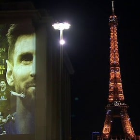 La Torre Eiffel se iluminó con el séptimo Balón de Oro de Messi