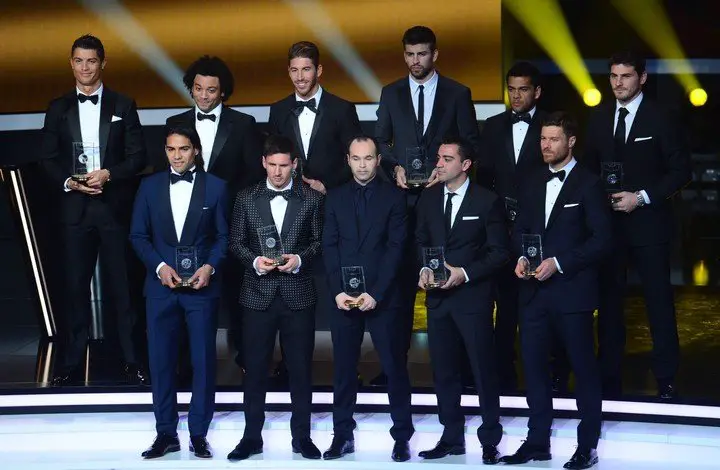 Balón de Oro 2012: lo ganó Leo. Casillas, arriba a la izquierda de Dani Alves.