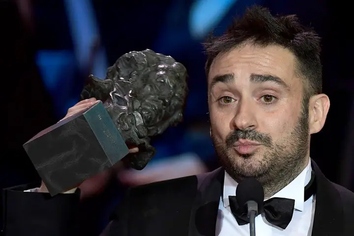 El director Juan Antonio Bayona, al recibir un premio Goya por la película "Un monstruo viene a verme". Foto AFP