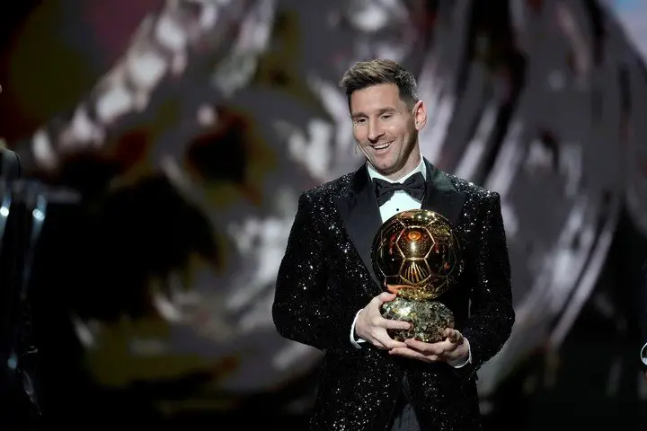 Messi y su séptimo Ballon d'Or. Foto: AP/Christophe Ena.