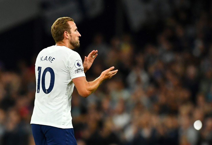 Kane se solidarizó con dos fanáticos del Tottenham que  viajaron desde Estados Unidos para ver el encuentro con Burnley (suspendido)