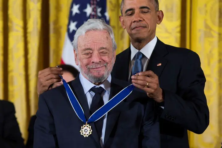 El President Barack Obama le otorga la Medalla de la Libertad a Stephen Sondheim el 24 de noviembre de 2015, en la Casa Blanca. Foto AP