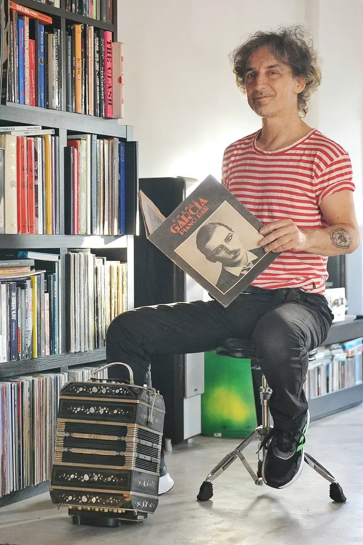 Bandoneón, vinilos y libros. Pasiones de Fernando Samalea, un músico con muchísimas facetas. Foto Martín Bonetto