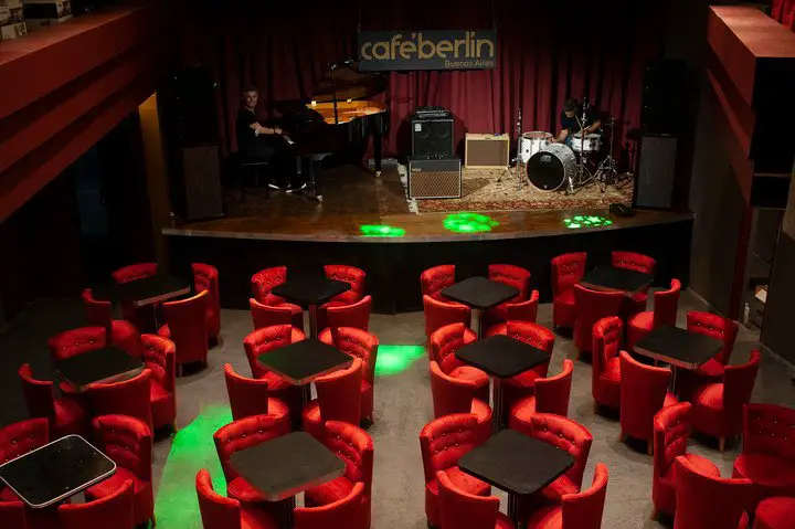 Así se ve el Cefé Berlín en Avenida San Martín 6656, que se inaugura este 1 de diciembre con la presentación de Dante Spinetta. Foto Rolando Andrade Stracuzzi