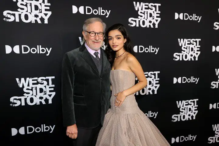 Steven Spielberg y Rachel Zegler, quien hace el rol principal de María en "West Side Story". Foto AFP