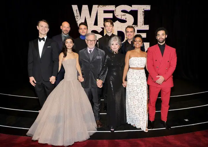El elenco de "West Side Story",posa con Steven  Spielberg. Foto AFP