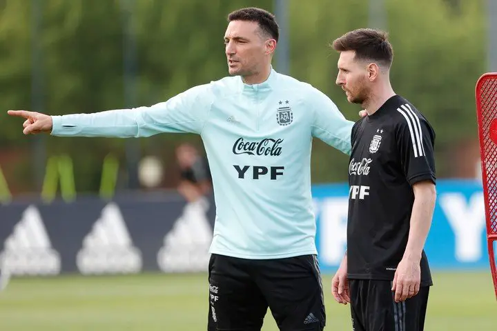 Scaloni y Messi. EFE/ Juan Ignacio Roncoroni