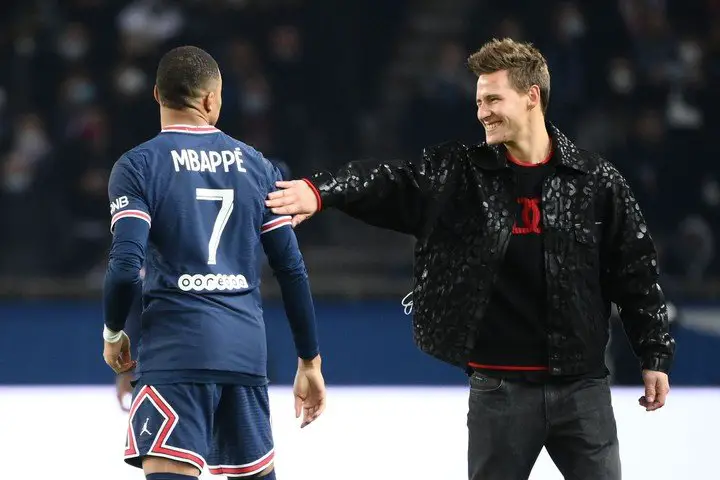 El francés Fabio Quartararo le dio cominezo al partido, Aquí saludando a Mbappé. (AFP)