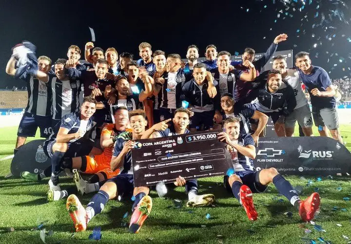 Los jugadores de Talleres con el cheque para el ganador. (Copa Argentina)