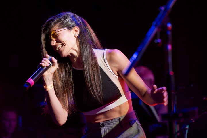 Lula Bertoldi, de Eruca Sativa, cantando en el show de Los Pericos, en el Movistar Fri Music.