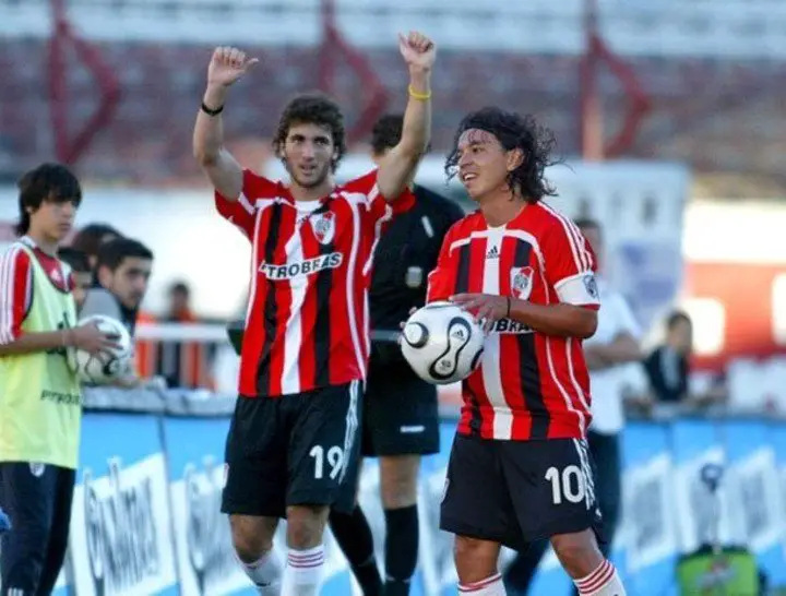 Gallardo e Higuaín, juntos en el 2006.