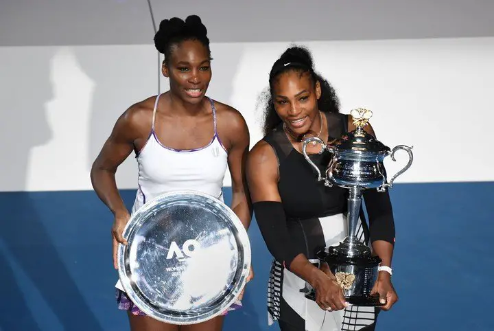Serena Williams posa con su hermana Venus tras la final femenina en el abierto de Australia, en enero de 2017. Foto AFP