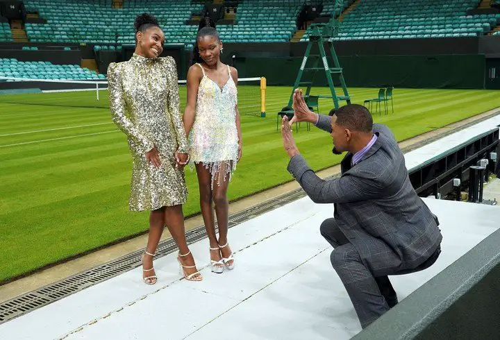 Will pretende que toma una foto a Saniyya Sidney y Demi Singleton, Venus y Serena en la ficción, en el estadio de Wimbledon. Foto AP