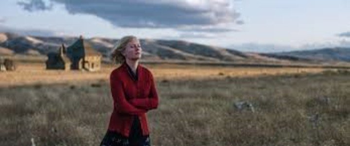 Kirsten Dunst, de "El Hombre Araña", reemplazó a Elisabeth Moss, que tenía conflictos de fechas con "The Handmaid's Tale". Foto Netflix
