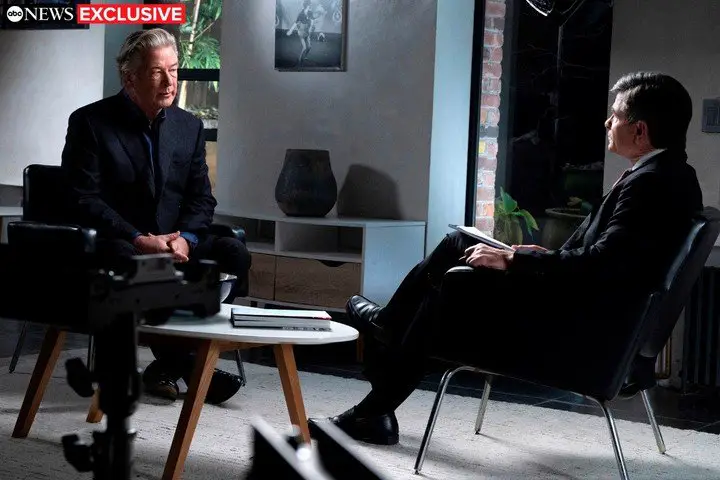 Alec Baldwin accedió a ser entrevistado en el programa "Good Morning America” por George Stephanopoulos. Foto Jeffrey Neira/ABC News via AP