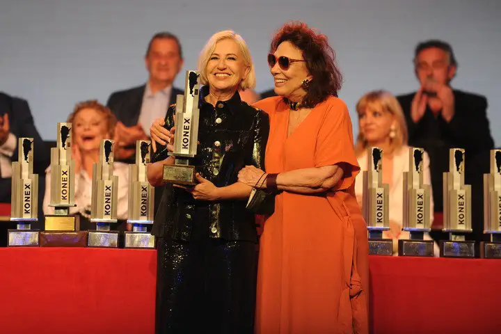 Premios Konex 2021. Mercedes Morán recibió su estatuilla de Platino de manos de Graciela Borges. Foto: Juano Tesone.
