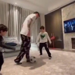 El divertido video de Messi jugando a la pelota con sus hijos