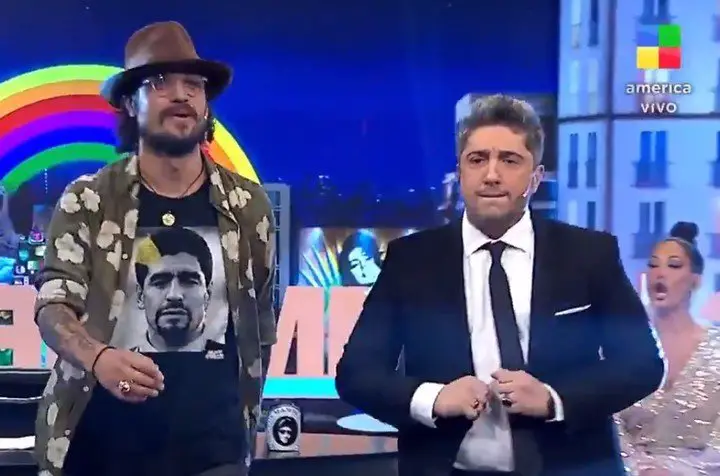 Jey Mammón, con Daniel Osvaldo en Los Mammones (América). Captura TV.