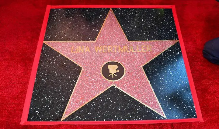 En 2019, reconocieron a Lina Wertmüller con su estrella en el Paseo de la fama de Hollywood, Foto: Frederic J. Brown / AFP)