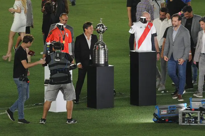 Gallardo con la Libertadores al lado (Foto Juano Tesone)