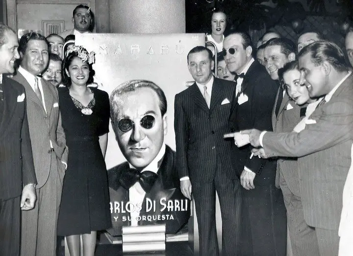 Una foto del Marabú, con el afiche de la presentación de la orquesta del Maestro Di Sarli. Foto Archivo