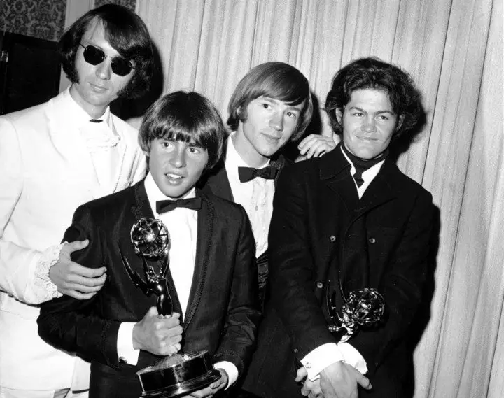 Los Monkees, con Mike Nesmith, Davy Jones, Peter Tork, y Micky Dolenz, después de recibir un Premio Emmy por la sitcom The Monkees. Foto AP Photo