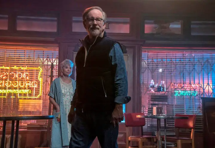 Spielberg en el set de "Amor sin barreras", con Rita Moreno. Foto Disney
