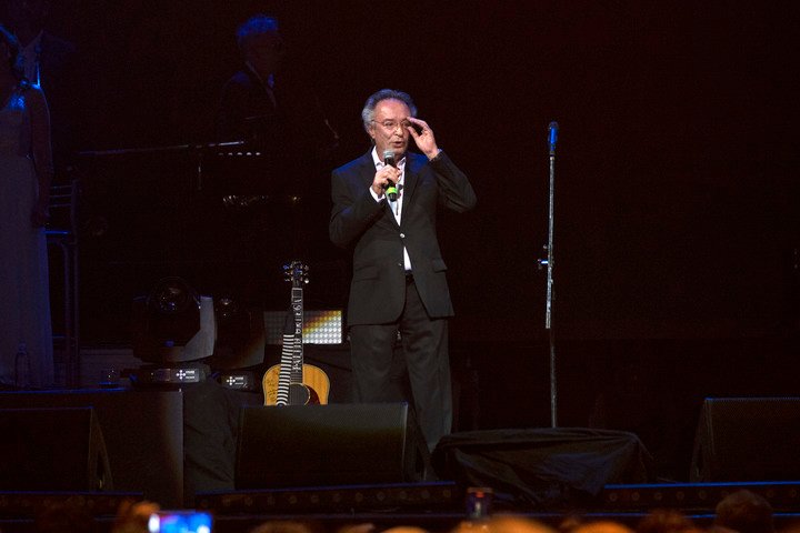El actor Oscar Martínez ofició de presentador, y resaltó su amistad con el cantautor. Foto Rolando Andrade Stracuzzi