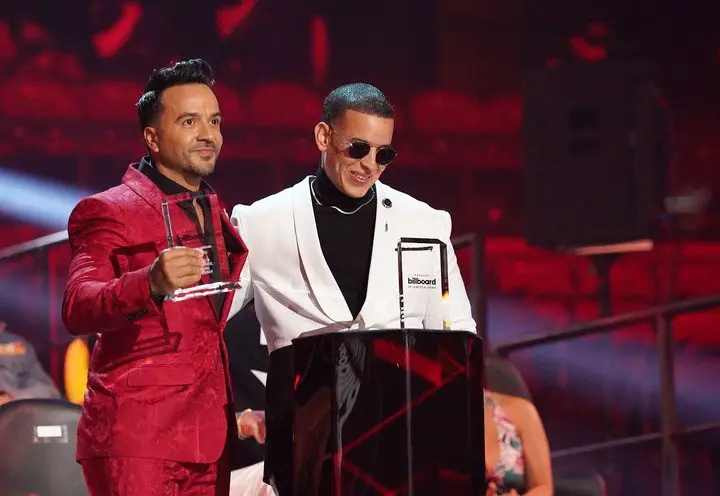 Luis Fonsi y Daddy Yankee, intérpretes de "Despacito", la canción a la que superó "Baby Shark". Foto EFE