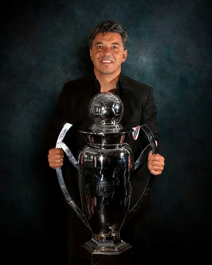 Gallardo con el trofeo de la Liga Profesional, el decimotercero que consigue como entrenador de River, el más ganador de la historia del club. El jueves 18 va por 14 frente a Colón.