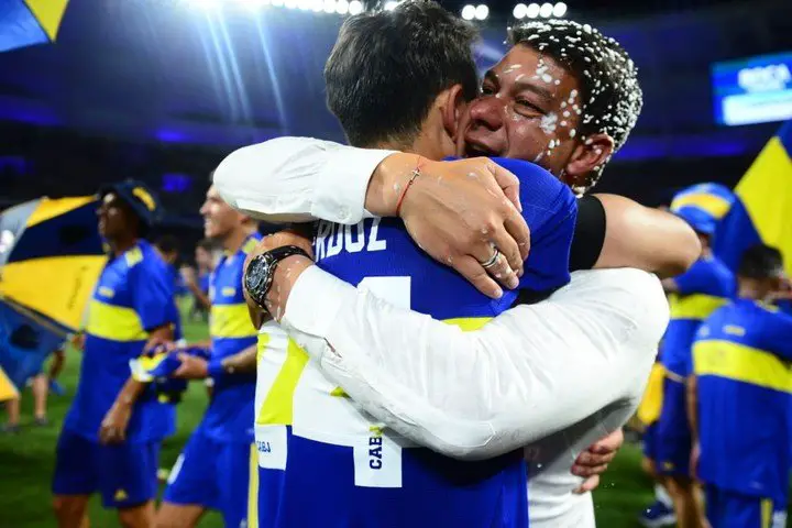 Battaglia se abraza con Izquierdoz: Boca es campeón de la Copa Argentina.