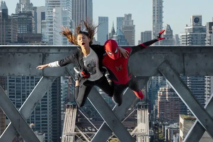 Tom Holland como Spider-Man y Zendaya como MJ, durante una escena de la película "Spider-Man: No Way Home". Foto EFE
