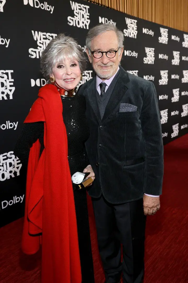 Rita Moreno y Steven Spielberg, en la premiere de "West Side Story", Ella trabajaba en el filme original y aquí tiene un papel. Foto AFP