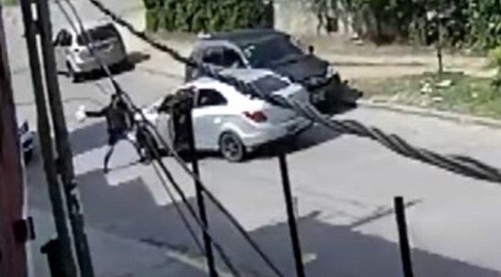 El momento del robo. Uno de los delincuentes actúa con violencia para bajar al ex oficial de Policía del auto. Foto: Captura de video.